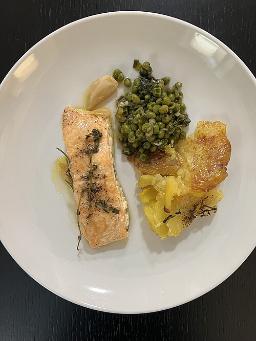 Liat Portal for Foodie Disorder - Salmon with garlic and herbs, crushed potatoes and peas — illustrative photo